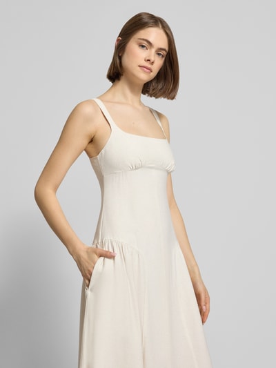 Frauenmodel trägt Maxikleid mit Rundhalsausschnitt Modell 'VIOLA' von Topshop, Viskose-Mix mit Leinen-Anteil, taillierter Schnitt, breite Träger, cremefarbene glatte Textur, Ganzkörperansicht von vorne.