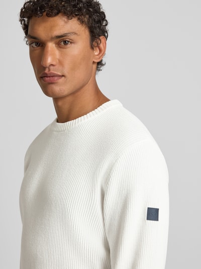 Männermodel trägt Regular Fit Strickpullover aus Baumwoll-Mix von Tom Tailor in Optik: Unifarben, Rippstrick, Nahaufnahme Oberkörper.