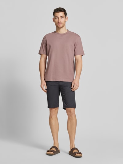 Männermodel trägt Slim Fit Chinoshorts aus Baumwoll-Mix von Tom Tailor, Optik:Allover-Muster, feines Webmuster, Twill, Ganzkörperansicht von vorne.