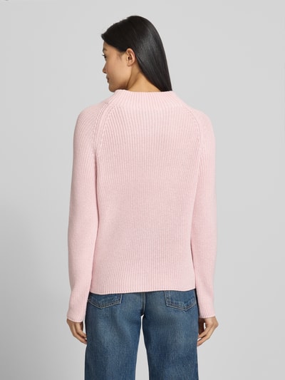Frauenmodel trägt Strickpullover mit Stehkragen von monari aus Baumwoll-Mix, Regular-Fit, Label-Detail, rosa, Rückenlänge 60 cm, Ganzkörperansicht Rückansicht.