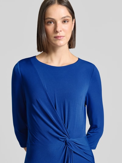Frauenmodel trägt Tailliertes Freizeitkleid mit Knoten-Detail von s.Oliver BLACK LABEL in kräftigem Blau, glatte Oberfläche, Nahaufnahme Oberkörper.