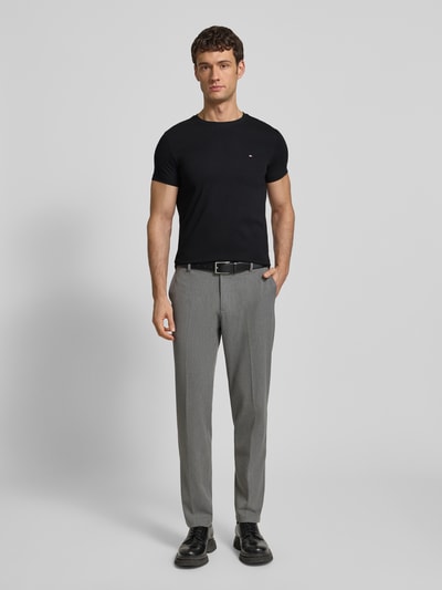 Mannelijk model draagt Slim Fit T-shirt met ronde hals van Tommy Hilfiger, mix van katoen en elastaan, geborduurd logo, ruglengte 69 cm, slim fit, volledig vooraanzicht.