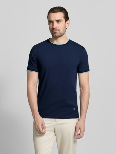 Männermodel trägt T-Shirt mit Rundhalsausschnitt und Kontraststreifen von Manuel Ritz, Slim Fit, Baumwoll-Elasthan-Mix, dunkles Blau, Ganzkörperansicht von vorne.