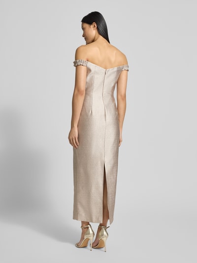 Kobiece modelka nosi połyskującą, prostą sukienkę midi Off-Shoulder Schimmerndes Abendkleid Modell 'Mindy' od Forever New, widok całej sylwetki z tyłu.