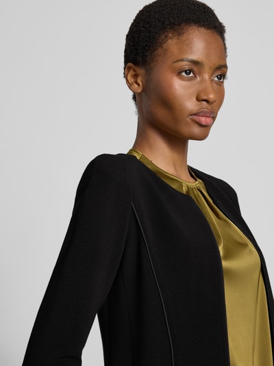 Frauenmodel trägt Slim Fit Blazer aus Viskose-Mix mit Zweiwege-Reißverschluss von Emporio Armani, schwarze Struktur, Nahaufnahme Oberkörper.