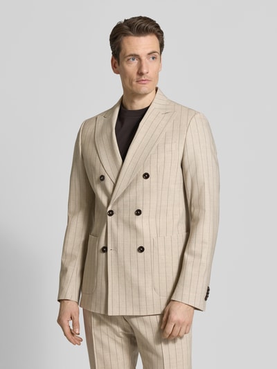 Männermodel trägt Slim Fit Sakko mit Reverskragen Modell 'Phinix' von CG - Club of Gents, beige mit feinen Streifen, Ganzkörperansicht von vorne.