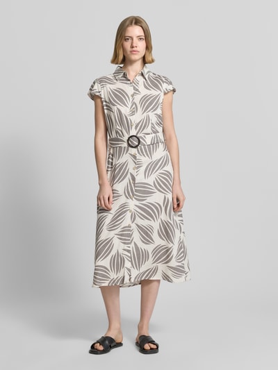 Frauenmodel trägt Midikleid aus Viskose-Mix mit Leinen-Anteil von Apricot, florales Muster, beige-braune Töne, Ganzkörperansicht von vorne.