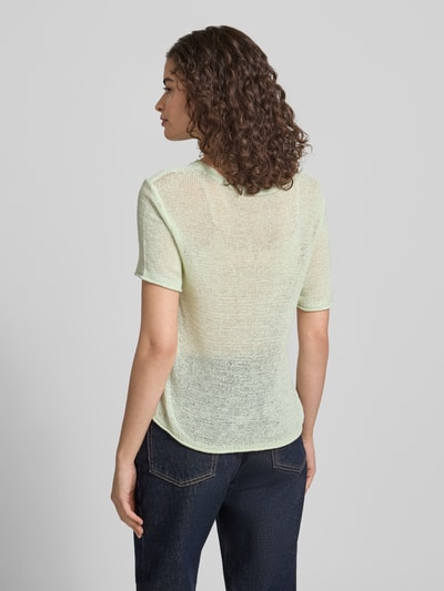 Frauenmodel trägt Regular Fit Strickpullover mit kurzen Ärmeln Modell 'SUNNY' von Only, Optik: Unifarben, Strick, Ganzkörperansicht Rückansicht.