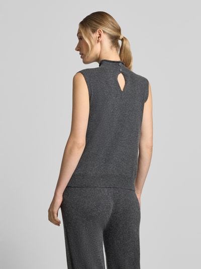 Frauenmodel trägt Top aus Lanawoll-Mix mit Kaschmir-Anteil Modell 'LASTRALE' von MM by Max Mara in Strick-Optik, Regular Fit, dunkelgrau, Stehkragen, Rückenansicht, Ganzkörperansicht Rückansicht, Rückenlänge bei Größe S 56 cm.