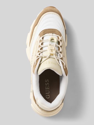 Produktfoto, Sneaker mit Logo-Detail Modell 'Imeri' von Guess in Beige und Weiß, profilierte Passform, abgerundete Form, 5 cm Absatzhöhe, 7 cm Schafthöhe, 8 cm Schaftweite, Damen Sneaker
