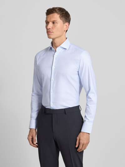 Männermodel trägt Slim Fit Businesshemd aus reiner Baumwolle Modell 'HANK' von BOSS, Optik: Unifarben, Allover-Muster, Ganzkörperansicht von vorne.