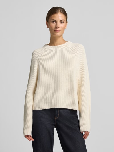 Modelka kobieca nosi Pullover mit Raglanärmeln Modell 'Ponusa' von OPUS, kremowa bawełna, długi rękaw, raglanowe rękawy, ściągacze, dekolt okrągły, widok całej sylwetki z przodu.