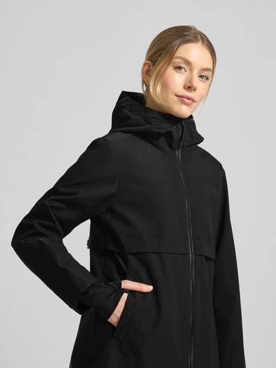 Vrouwenmodel draagt Mantel mit Zweiwege-Reißverschluss van khujo in zwart, rechte pasvorm, capuchon, ritszakken, storm cuffs, close-up bovenlichaam