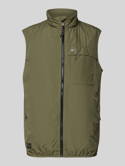 Produktfoto, Regular Fit Weste mit gefüttertem Stehkragen von camel active in Olivgrün mit Brusttasche, Reißverschluss, Eingrifftaschen, elastischem Bund, Rückenlänge 64 cm, Schulterbreite 45 cm, Brustweite 60 cm.