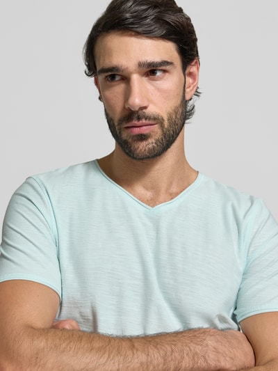 Männermodel trägt T-Shirt mit geripptem Rundhalsausschnitt von MCNEAL, Regular-Fit, sanftes Blau, Rückenlänge 65 cm, Nahaufnahme Oberkörper.