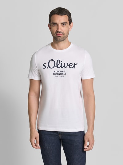 Męski model nosi biały t-shirt Regular Fit T-Shirt aus reiner Baumwolle Modell 'BASIC TEE BIG LOGO' von s.Oliver RED LABEL, przód, ujęcie całej sylwetki