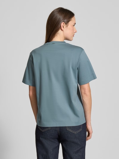Frauenmodel trägt Relaxed Fit T-Shirt aus reiner Baumwolle Modell 'EHARPA' von BOSS, unifarben, Rundhals, Ganzkörperansicht Rückansicht.