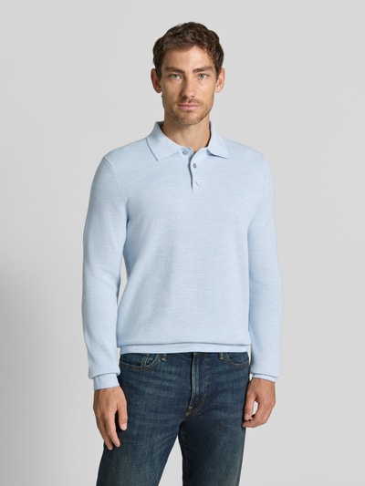 Mężczyzna nosi Regular Fit Poloshirt mit Woll-Anteil von Polo Ralph Lauren w jasnoniebieskim kolorze, widok całej sylwetki z przodu.