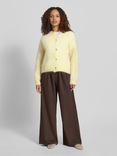 Frauenmodel trägt Loose Fit Strickjacke aus Mohair-Mix Modell 'AMANDA' von VILLA SOPHIE, Optik: Unifarben, Ganzkörperansicht von vorne.