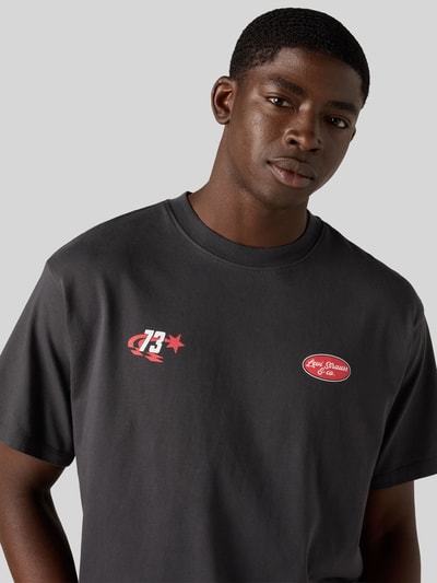 Levi's® T-shirt o kroju relaxed fit z czystej bawełny z nadrukiem na tyle Czarny 3