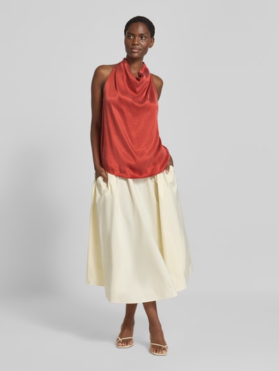Frauenmodel trägt Blusenshirt aus Viskose-Mix mit Wasserfall-Ausschnitt von Jake*s Collection in Rot, kombiniert mit heller ausgestellter Rock, glatte fließende Textur, Straight Fit, Rückseitiger Schlüsselloch-Ausschnitt, Rückenlänge 60 cm bei Größe 36, Ganzkörperansicht von vorne.