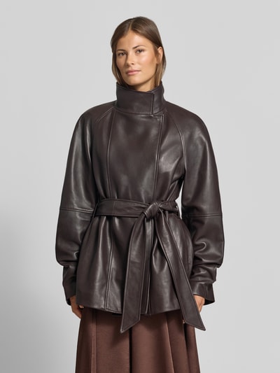 Vrouwenmodel draagt Lederjacke aus echtem Leder van MYON in donkerbruin lamsnappa met tailleband, getailleerde pasvorm, Reverskraag, Ganzkörperaanzicht van voren. Ruglengte maat 36: 74 cm, Schouderbreedte: 50 cm, Borstwijdte: 42 cm, Mouwlengte: 65 cm.