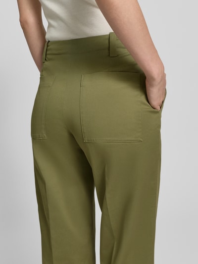 Vrouwenmodel draagt Hose met fixiertem Aufschlag model 'PANTALONE' van Stefanel in olijfgroen katoenmix met stretch, straight fit, achterzakken, detailopname rugaanzicht. Context: dames broek model 'PANTALONE' van Stefanel, katoenmix met stretch, straight fit, haakjes- en ritssluiting, steekzakken, omslag, achterzakken, bandwijdte maat 36: 35 cm, binnenbeenlengte maat 36: 66 cm.