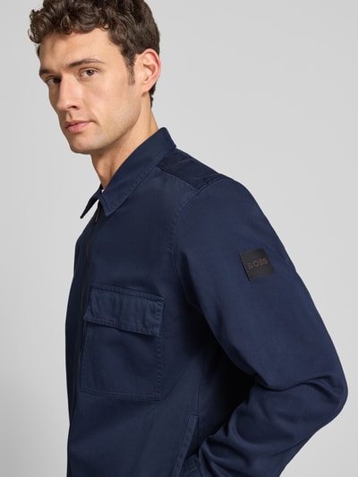 Männermodel trägt Regular Fit Hemdjacke aus reiner Baumwolle Modell 'M_LORUM' von BOSS Orange, Optik: Unifarben, Nahaufnahme Oberkörper.