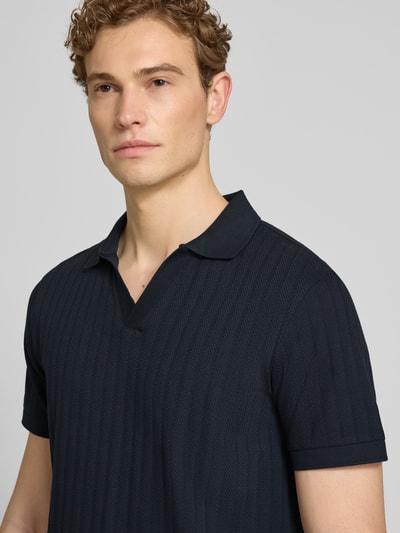 Männermodel trägt Regular Fit Poloshirt mit V-Ausschnitt Modell 'Baronito' von JOOP! Collection, czarna bawełna, struktura, krój regular fit, Nahaufnahme Oberkörper