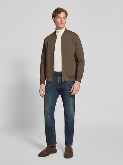Męski model nosi Regular Fit Sweatjacke aus Baumwoll-Mix od GANT, odcienie brązu i beżu, struktura pikowana, Ganzkörperansicht von vorne.