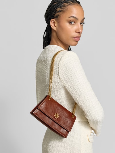 Frauenmodel trägt Shoulder Bag mit Schlangenmuster von Tory Burch in Braun mit goldfarbener Gliederkette, strukturierte Oberfläche, Nahaufnahme Oberkörper. Hauptfach mit Überschlag und Klickverschluss, Steckfach innen, Maße 21x12x7 cm.