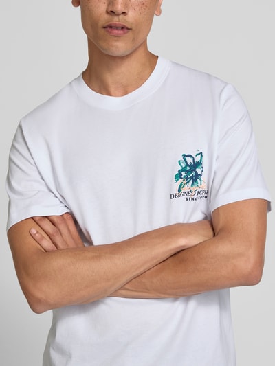 Mannelijk model draagt T-shirt met motiefprint en ronde hals van Jack & Jones, puur katoen, regular fit, ruglengte maat M 70 cm, Nahaufnahme Oberkörper.