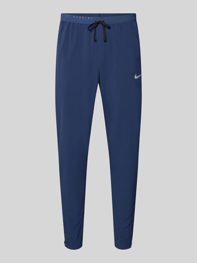 Produktfoto, Slim Fit Trainingshose mit Dri-FIT-Technologie Modell 'Stride' von Nike, dunkelblau, glatte Oberfläche, Herren Trainingshose von Nike Training