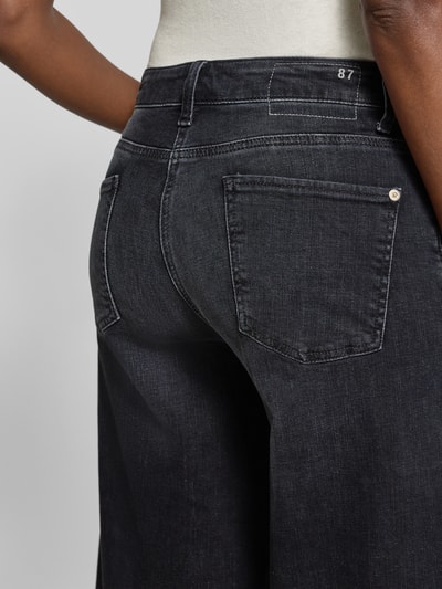 Frauenmodel trägt Loose Fit Jeans aus Baumwoll-Mix Modell 'PALAZZO' von CAMBIO in dunklem Grau, grobe Denim-Textur, Nahaufnahme Rückansicht, Damen Wide & Loose Fit Jeans von CAMBIO.