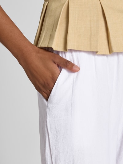 Vrouwenmodel draagt stoffen broek van puur katoen, wide leg, verkort, model 'CISSIE' van Soyaconcept, tunnelkoord, detailopname zak.