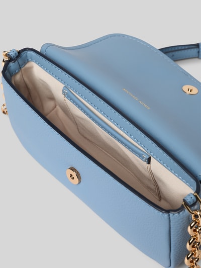 Produktfoto, Umhängetasche mit Label-Detail Modell 'NOLITA' von MICHAEL Michael Kors, hellblau, glatte Textur, goldfarbener Druckknopf, Szerokość w rozmiarze 1: 21 cm, długość: 11 cm, głębokość: 7 cm, długość paska: 110 cm, klapka z zatrzaskiem, regulowany pasek, wnętrze kremowe