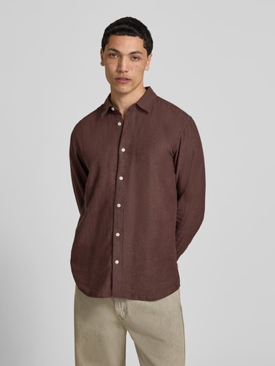 Męskimodel nosi koszulę casualową Slim Fit Freizeithemd aus Baumwoll-Leinen-Mix Modell 'CAIDENLS SOLID' von Only & Sons, efekt: jednolity kolor, kołnierzyk typu kent, listwa guzikowa na całej długości, długi rękaw, mankiety kombi, materiał: mieszanka bawełny i lnu, lekka tekstura cieniowanej przędzy, brązowy kolor; Ganzkörperansicht von vorne.