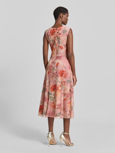 Vrouwenmodel draagt cocktailjurk met ronde hals en draperingen van Swing, materiaalmix met stretch, a-lijn, midi-jurk, ruglengte 120 cm bij maat 36, mouwlengte 35 cm, bloemmotief in roze en oranje tinten, rugaanzicht