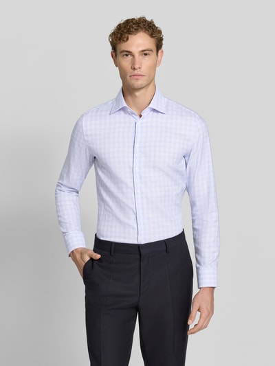 Męski model nosi Slim Fit Businesshemd aus reiner Baumwolle von Seidensticker, jasnofioletowa krata, gładka faktura, Ganzkörperansicht von vorne