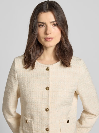 Frauenmodel trägt Regular Fit Blazer in Bouclé-Optik von Christian Berg Woman Selection, beige, Baumwoll-Mix, Rundhalsausschnitt, AufgesetzteTaschen, durchgängige Knopfleiste, Nahaufnahme Oberkörper. Rückenlänge bei Größe 36: 50 cm, Brustweite bei Größe 36: 48 cm, Ärmellänge bei Größe 36: 64 cm.