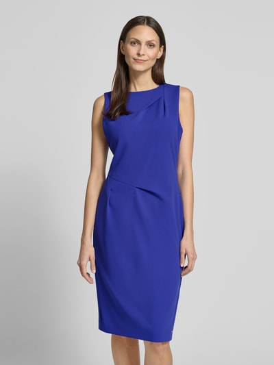 Frauenmodel trägt knielanges Etuikleid mit Rundhalsausschnitt von Calvin Klein Womenswear in Blau, Material-Mix mit Stretch, Ganzkörperansicht von vorne
