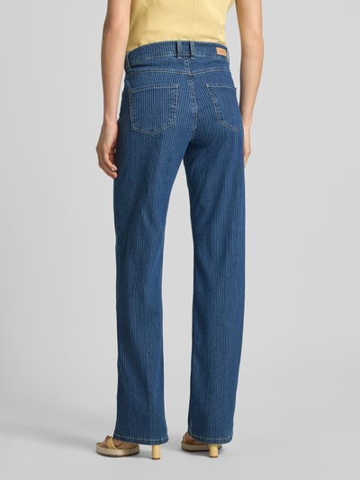 Frauenmodel trägt Jeans mit Gesäßtaschen Modell 'Lara' von Angels in Blau aus Baumwoll-Mix mit Stretch-Anteil, Straight Fit, Ganzkörperansicht Rückansicht. Bundweite bei Größe 36/30: 39 cm, Innenbeinlänge bei Größe 36/30: 80 cm.