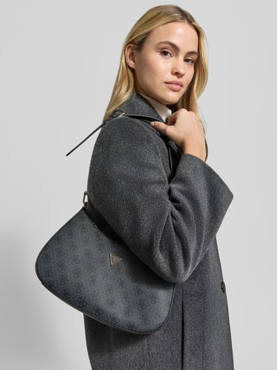 Vrouwenmodel draagt schoudertas met Logoprint van GUESS in grijs met goudkleurig Logodetail, Hoofdvak met ritssluiting, afneembare draagriem, Breedte 25 cm, Lengte 19 cm, Diepte 6 cm, schouderbandlengte 65 cm, Ganzkörperaanzicht van voren