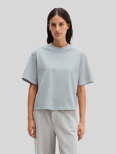 Kobiece modelka ma na sobie Boxy Fit T-Shirt aus reiner Baumwolle od Marc O'Polo, jednolity kolor, pudełkowy krój, z napisem z logo, okrągły dekolt, krótki rękaw, czysta bawełna, całkowite ujęcie z przodu