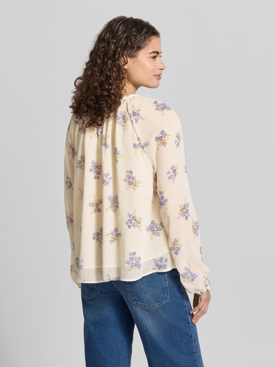 Frauenmodel trägt Relaxed Fit Chiffon-Bluse mit Allover-Muster Modell 'FUSINA' von Only, cremefarben, florale Optik, Ganzkörperansicht Rückansicht.