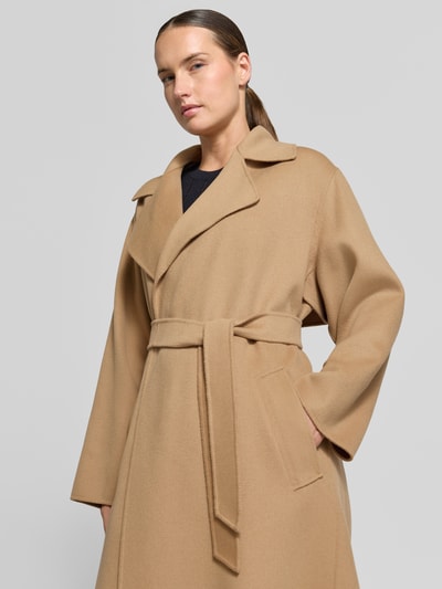 Vrouwenmodel draagt Regular fit lange jas van scheerwolmix model 'OPEROSO' van Weekend Max Mara in camel, Ganzkörperansicht van voren.