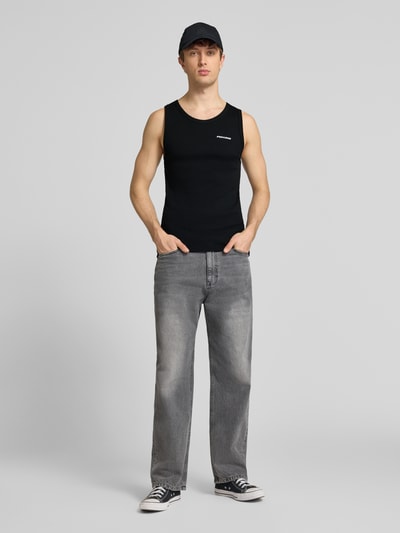 Männermodel trägt Tanktop mit Logo-Stitching und Rundhalsausschnitt von Pegador, zwart, katoenmix met stretch, fijnrib, nauwsluitend model, ruglengte bij maat M: 69 cm, ganzkörperansicht von vorne.