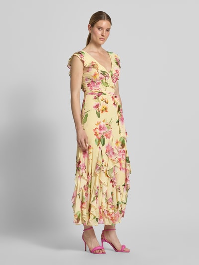 Frauenmodel trägt Maxikleid mit Volants und Bindegürtel von V by Vera Mont aus Chiffon im Allover-Look, A-Linie, V-Ausschnitt, Ganzkörperansicht von vorne.