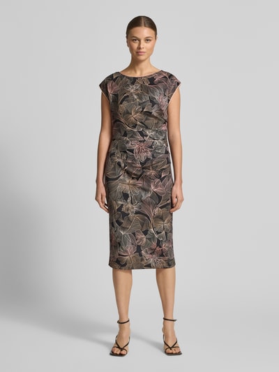Modelka nosi Regular Fit Etuikleid mit floralem Allover-Print von Marc Cain, mieszanka elastycznych materiałów, taliowany krój, kobiece detale, print kwiatowy, widok całej sylwetki z przodu.