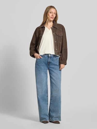 Frauenmodel trägt Regular-Fit T-Shirt aus Baumwoll-Mix mit Viskose-Anteil von Brax, cremefarben, kombiniert mit Jeans, Ganzkörperansicht von vorne.